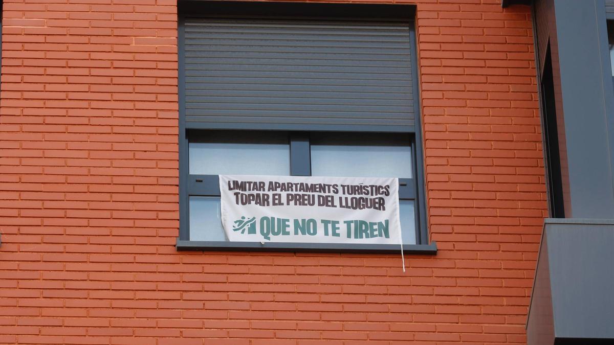 Pancarta contra los pisos turísticos en la calle Martín el Humano de València.