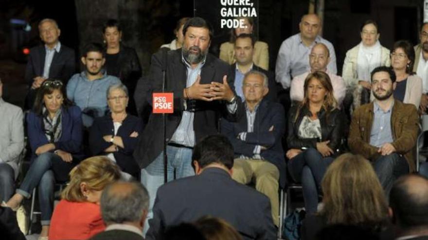 Caamaño, ayer, en su intervención en la plaza de España. / carlos pardellas