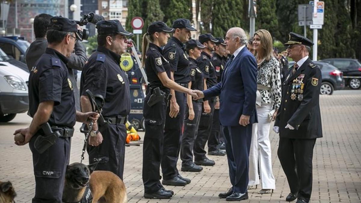 El ministro del Interior durante una visita a Barcelona, el pasado mes de octubre.