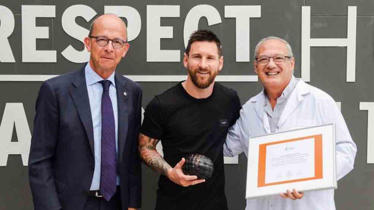 Messi con el Balón Educativo de Scholas Occurrentes