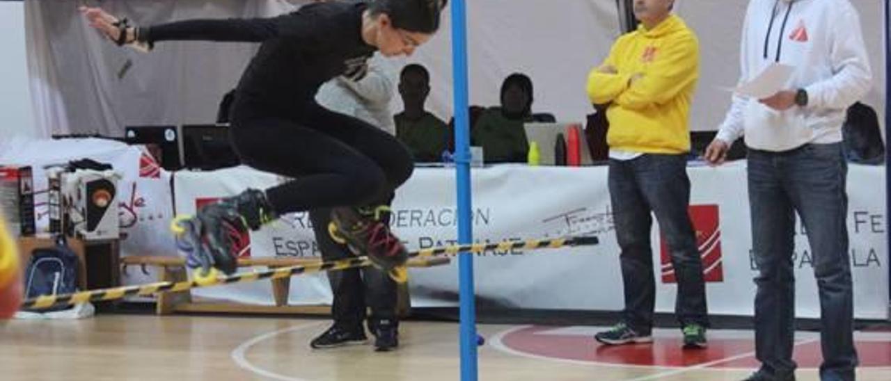 Cristina Sendra realiza la prueba de salto.