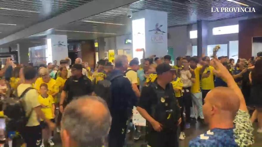 Decenas de aficionados reciben a la UD Las Palmas en el aeropuerto tras sellar el playoff