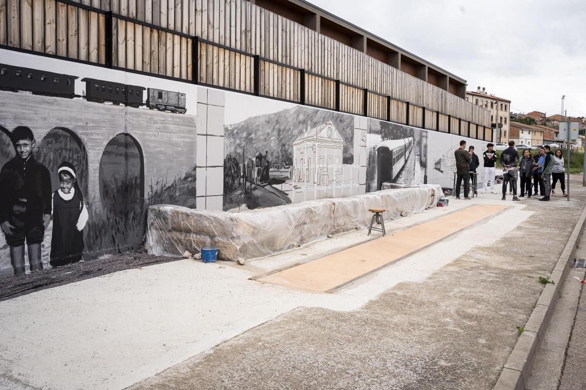Com és el nou mural de 47 metres dedicat a la història ferroviària de Balsareny? Com és el nou mural de 47 metres dedicat a la història ferroviària de Balsareny?