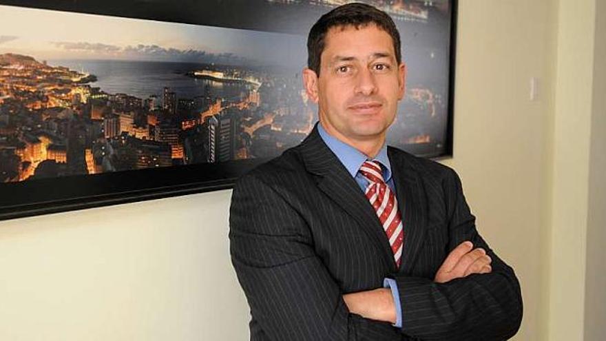 Manuel Alcázar, en su despacho profesional. / víctor echave
