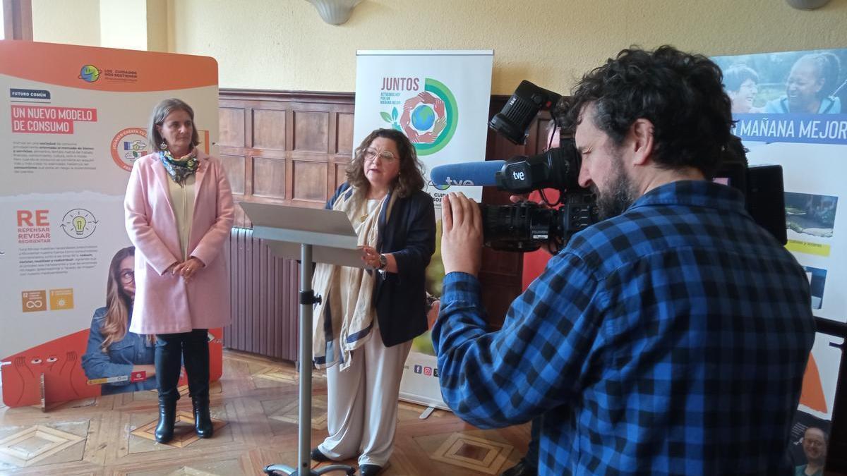 La directora de Cáritas Diocesana, Elsa Suárez, en el atril, en la presentación en Villa Magdalena de la campaña &quot;Juntos&quot;. A su izquierda, la concejala delegada de Políticas Sociales del Ayuntamiento de Oviedo, María Velasco.