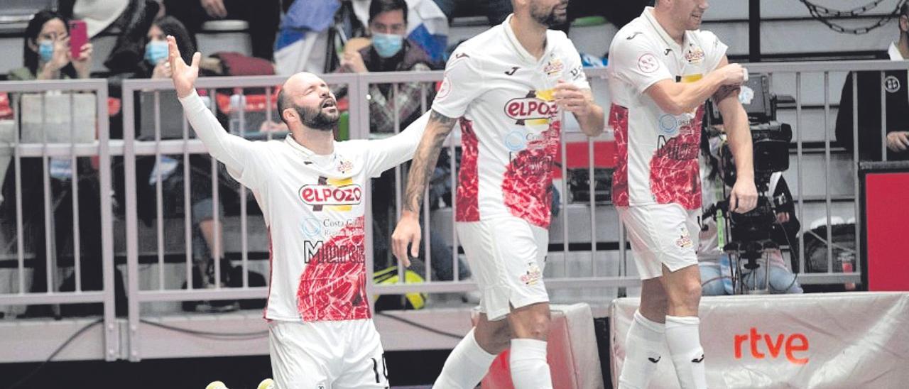 Taynan, de rodillas, celebra el segundo gol del partido ante el Valdepeñas.