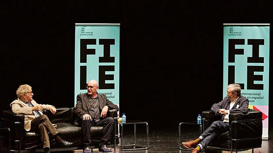 Ian GIbson, izquierda, y Antonio Muñoz Molina, derecha, durante su conversación en el Festival Internacional de Literatura en Español de Castilla y León. | Efe