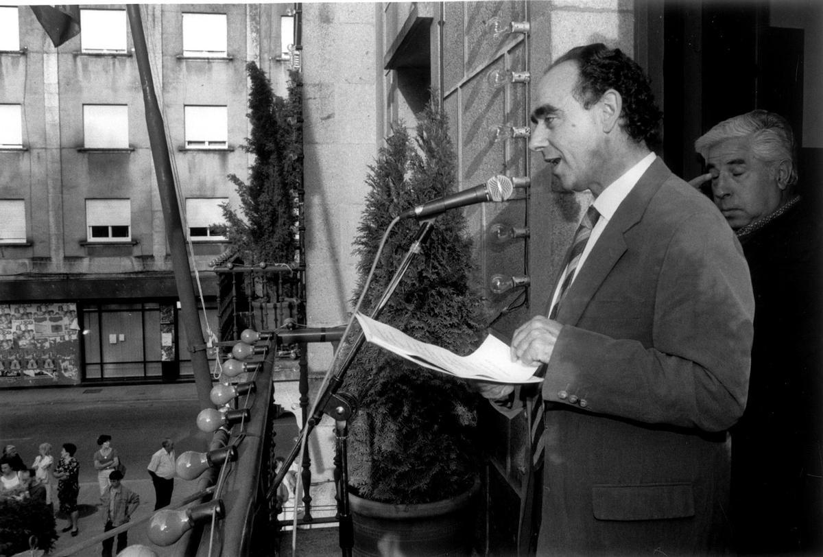 Ceferino de Blas, entonces subdirector general de FARO DE VIGO, durante la lectura del pregón de las Festas da Coca, en 1996.