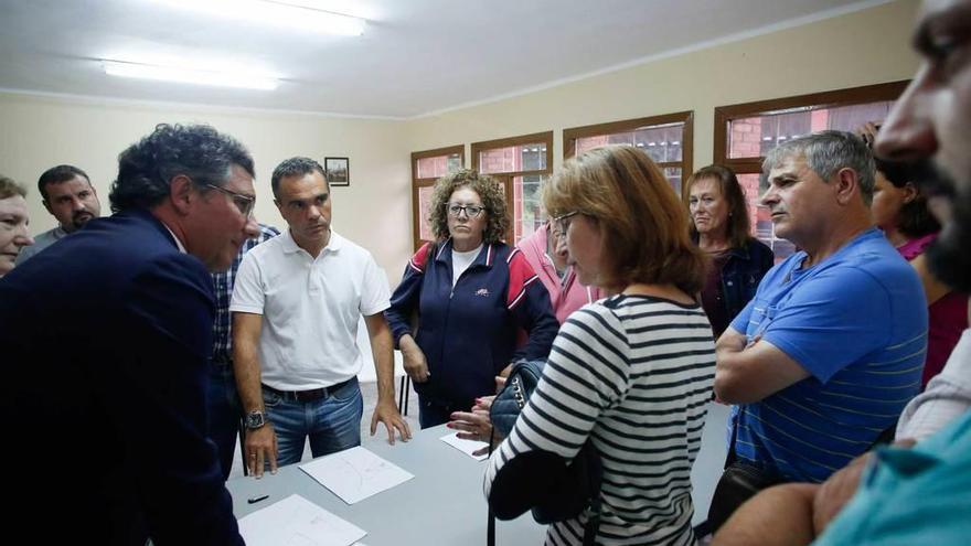 Embil charla con los vecinos.