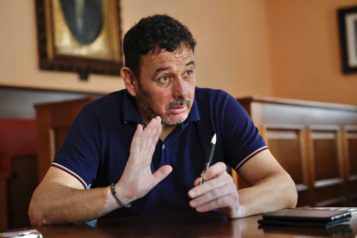 El alcalde de Laviana, durante la entrevista.