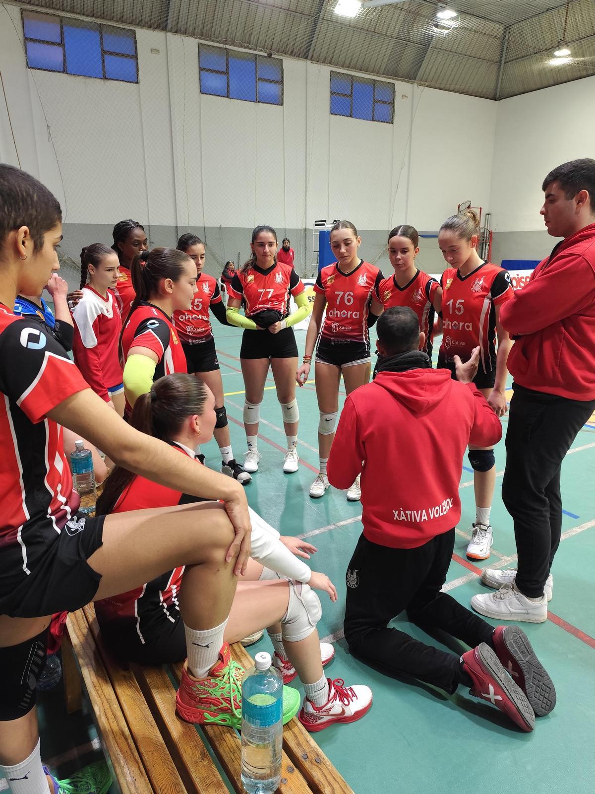 Lsa chicas del Voleibol Xàtiva, en un descanso del partido.