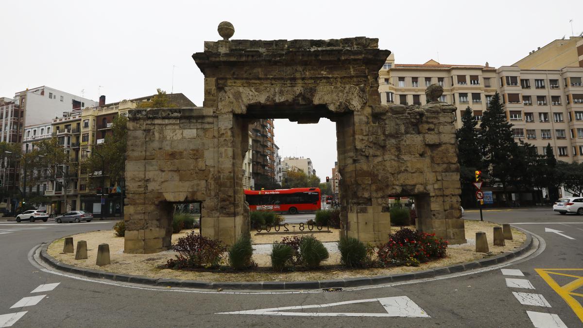 La puerta del Carmen es el único de los doce accesos que llegó a tener la muralla de Zaragoza que sigue en pie.