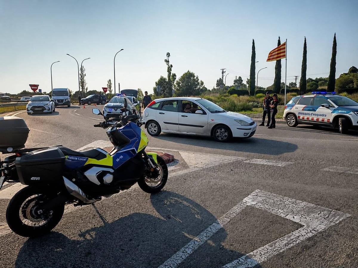 Roses operatiu contra el top manta confiscació d'un total de 1.207 article Policia Local de Roses, Mossos d'Esquadra, Policia Nacional i Guàrdia Civil,