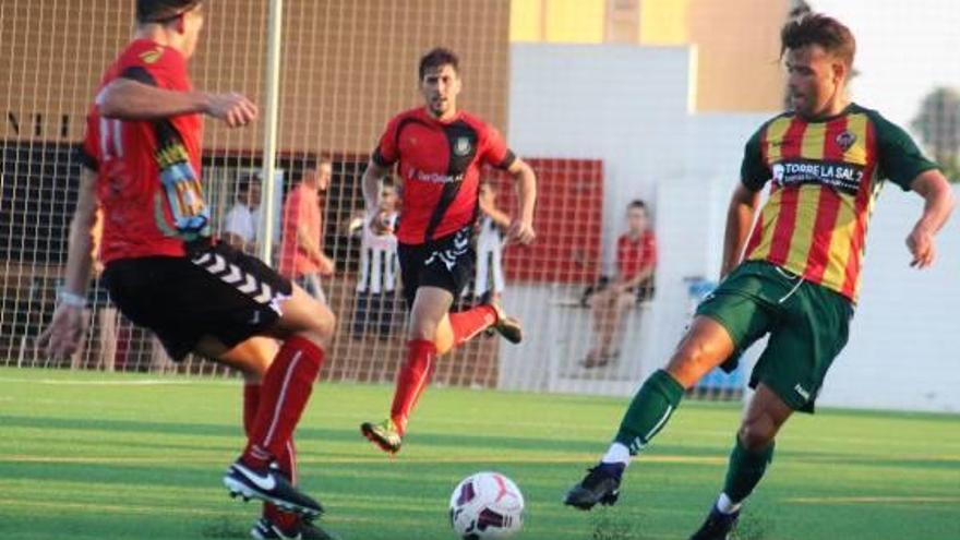 Iván Sales controla el balón ante un jugador local.