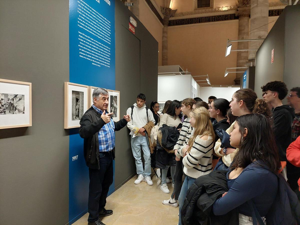 En la exposición de la Lonja con el fotógrafo Gervasio Sánchez como guía.