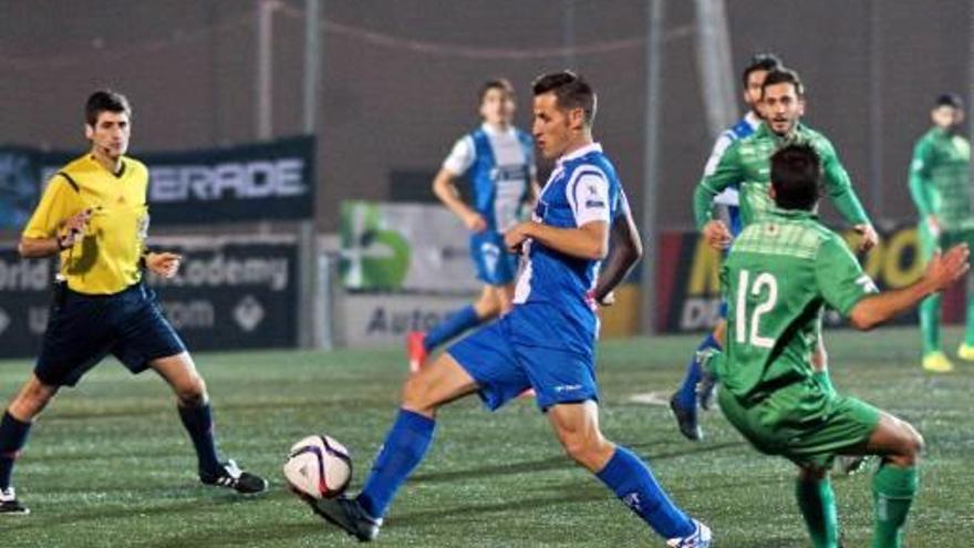 El lateral Navarro, ayer, controla el balón.