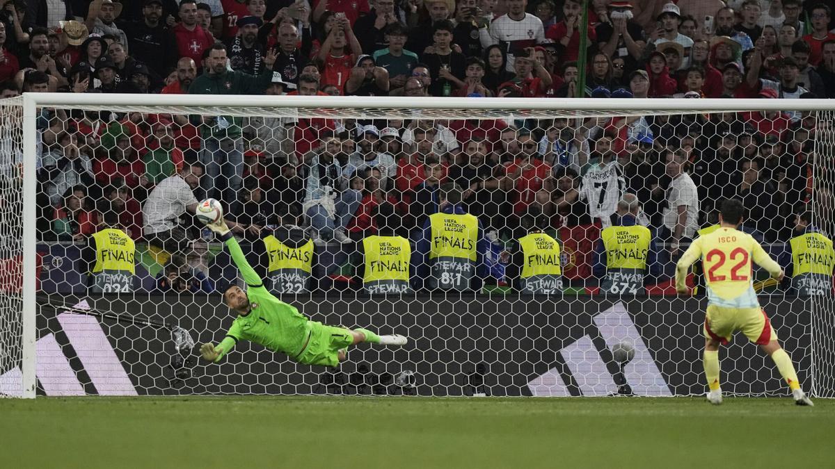 Spain's Isco, right, shoots to score past Portugal goalkeeper Diogo Costa during penalty shootout of the Nations League final soccer match between Portugal and Spain at the Allianz Arena in Munich, Germany, Sunday, June 8, 2025. (AP Photo/Matthias Schrader)