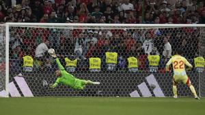 Spains Isco, right, shoots to score past Portugal goalkeeper Diogo Costa during penalty shootout of the Nations League final soccer match between Portugal and Spain at the Allianz Arena in Munich, Germany, Sunday, June 8, 2025. (AP Photo/Matthias Schrader)