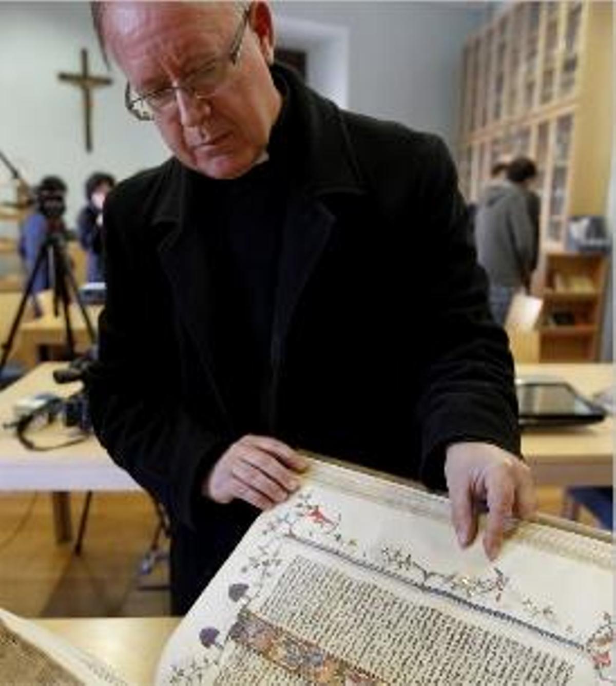 Vicent Pons hojea la Biblia vendida por el Papa Luna, ayer.