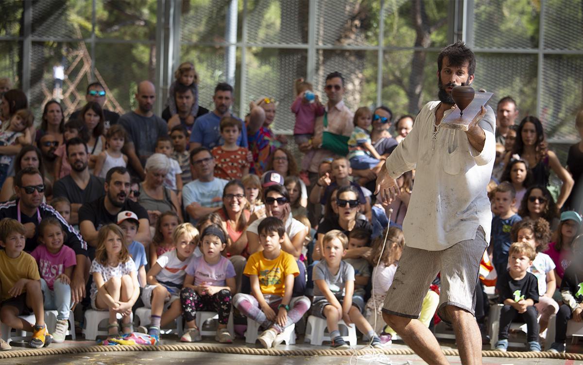 Espectáculos en el Parc de l’Escorxador en la foto Cia. D’Es Tro: Poi, especialista en peonzas