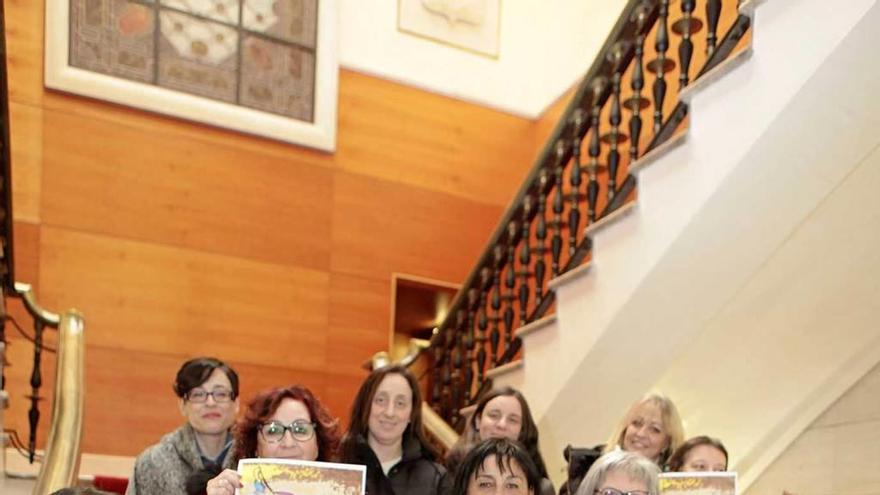 Integrantes del Consejo de Mujeres posan con los carteles que anuncian la campaña de recogida de material higiénico-sanitario.