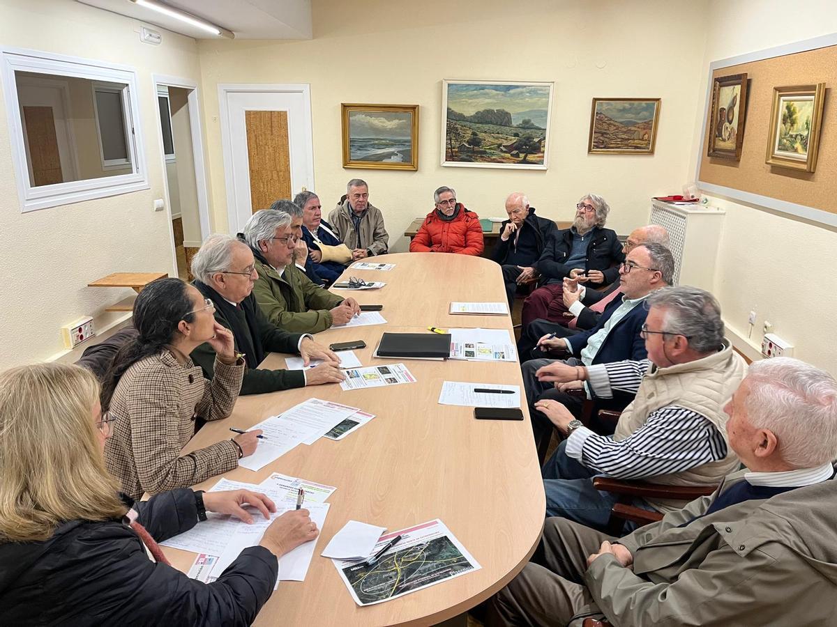 El presidente de la Asociación Amigos del Ferrocarril, Ángel Caballero, y el portavoz de MSU-Norte de Extremadura, Francisco Martín, en un encuentro con colectivos sociales y empresariales de Mérida, este miércoles. El encuentro se repetirá en Plasencia el próximo martes.