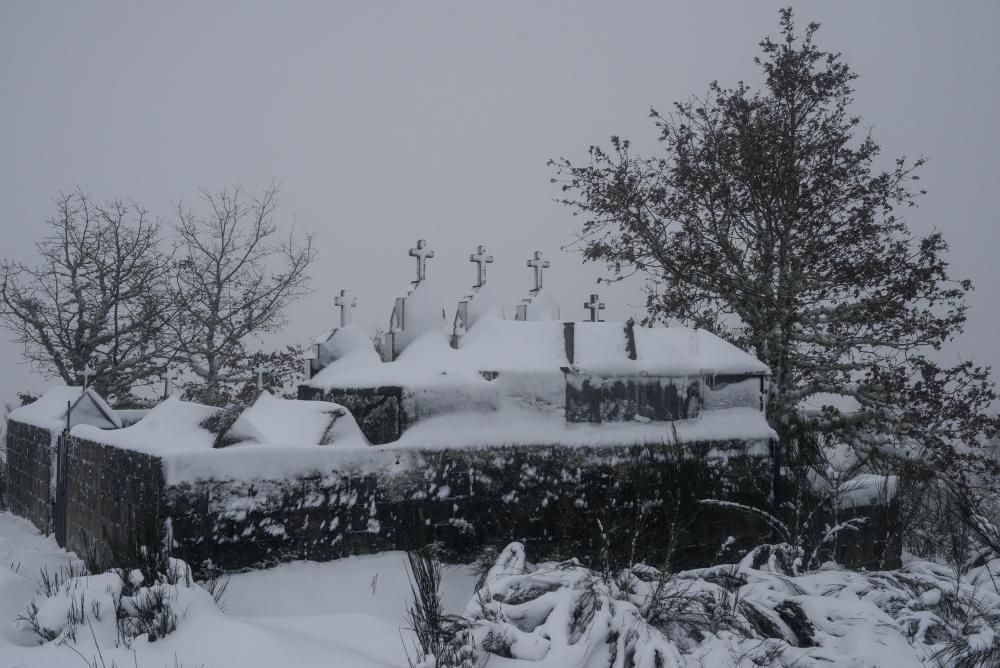 La nieve complica la circulación en las zonas altas de Ourense