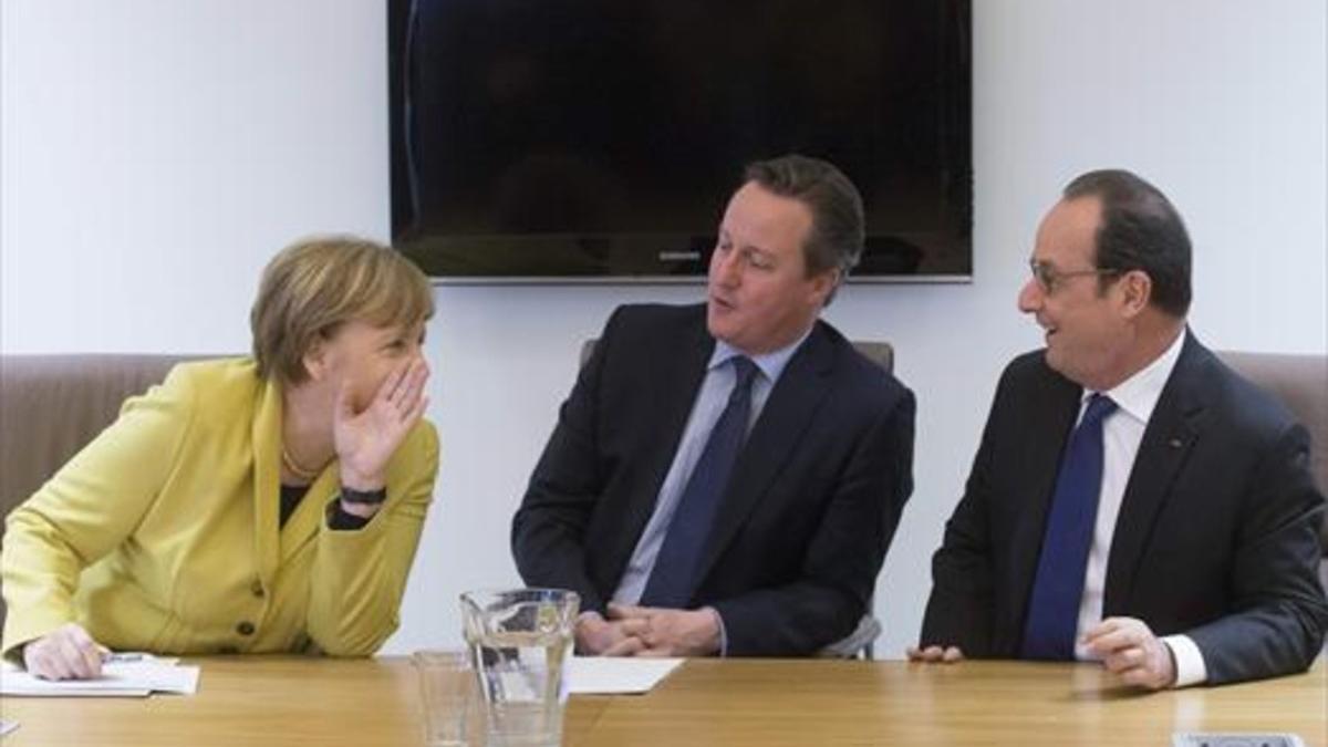 Angela Merkel, David Cameron y François Hollande, ayer en Bruselas.