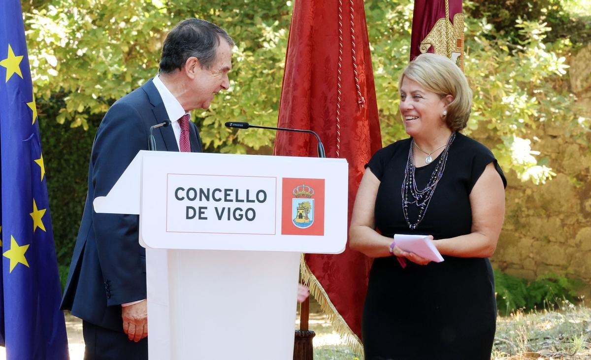 El alcalde Abel Caballero y la hermana mayor de la cofradía. Martín Caloto