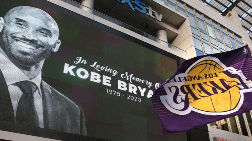 Un cartel recuerda a Kobe Bryant en Los Ámgeles.