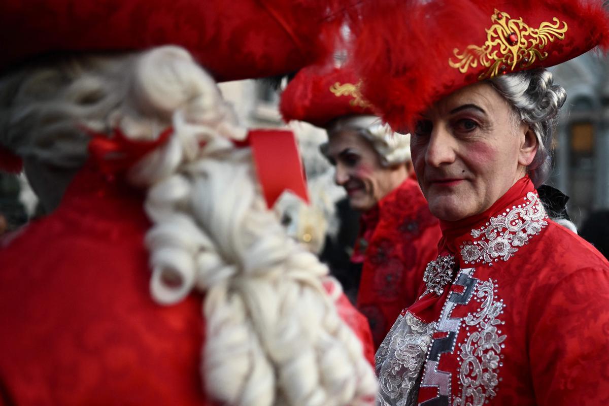 Trajes tradicionales desfilan durante el carnaval de Venecia