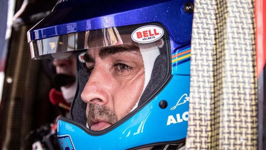 Fernando Alonso, satisfecho tras probar el Hilux.