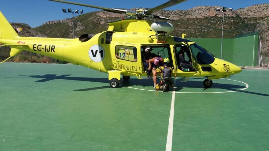 Los bomberos ayudan a la pareja de excursionistas a salir del helicóptero.