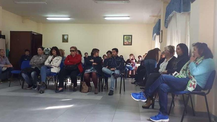 Asistentes al encuentro de asociaciones en Olmillos de Valverde, ayer por la tarde.