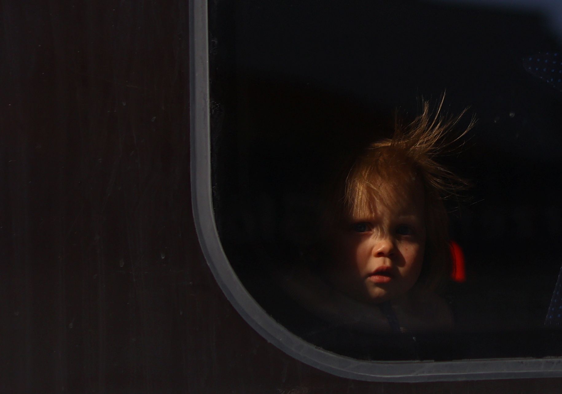 Ucrania niña refugiada en un tren hacia Polonia