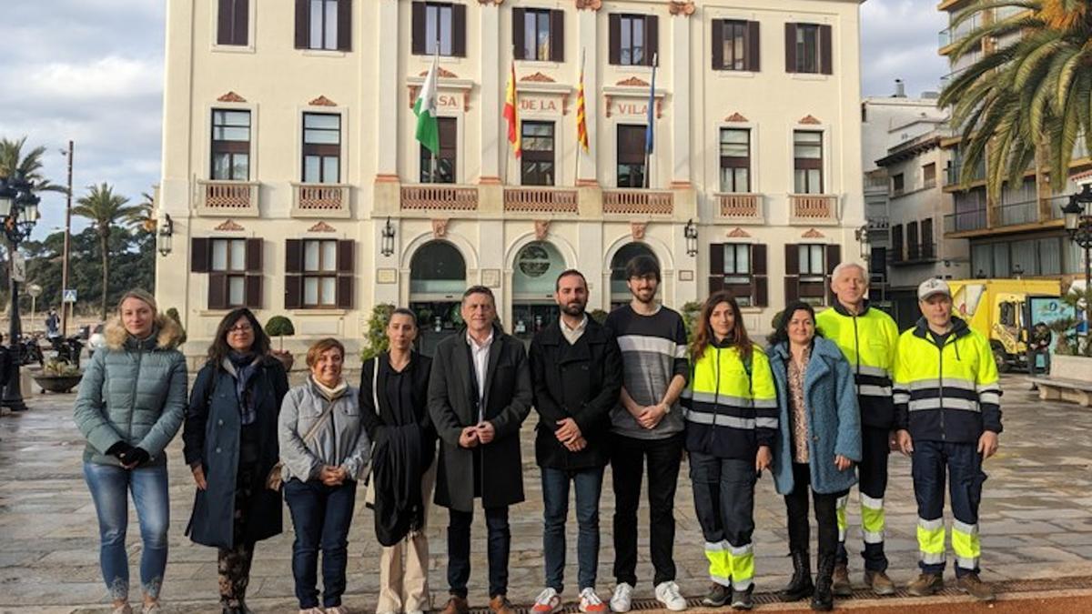 Les vuit persones que s'incorporen a treballar a Lloret de Mar amb representants de l'Ajuntament