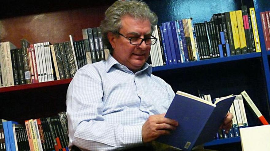 El escritor y exministro coruñés César Antonio Molina.