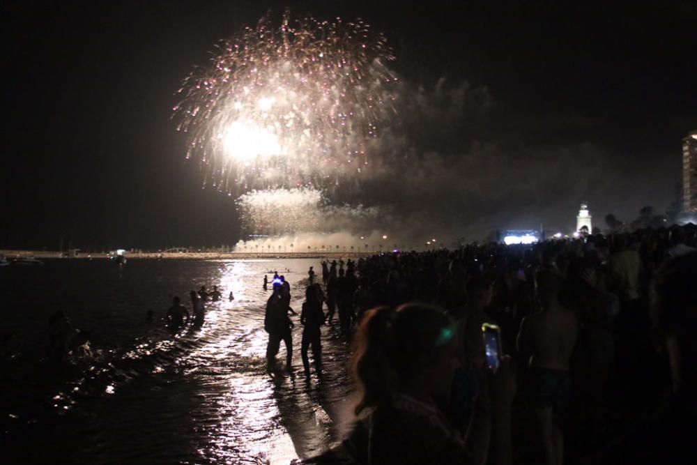 Como es tradición, el espectáculo pirotécnico da paso a días de fiesta en Málaga. Y como cada año, cientos de jóvenes siguieron los fuegos desde la playa de La Malagueta