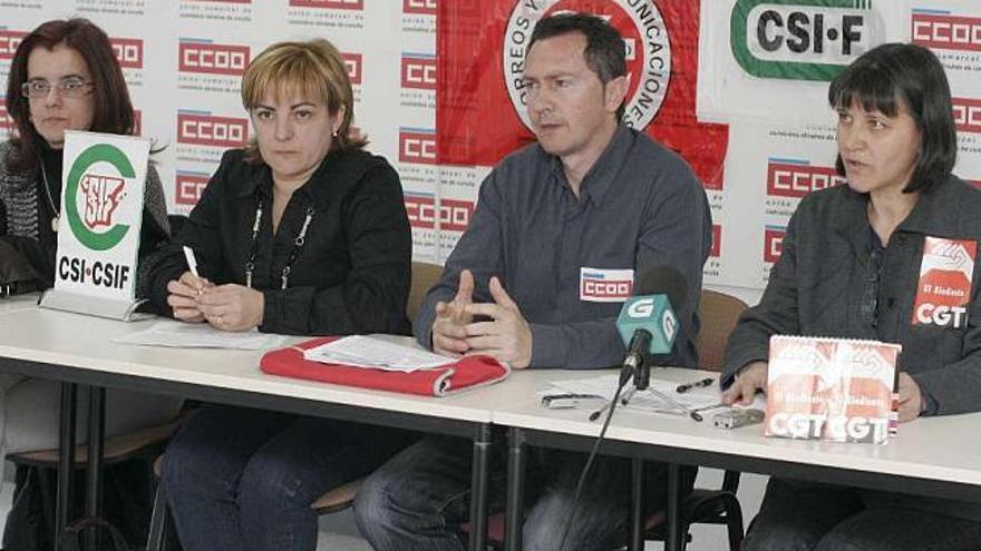 Los representantes sindicales de Correos, ayer, durante el anuncio de las movilizaciones. / eduardo vicente