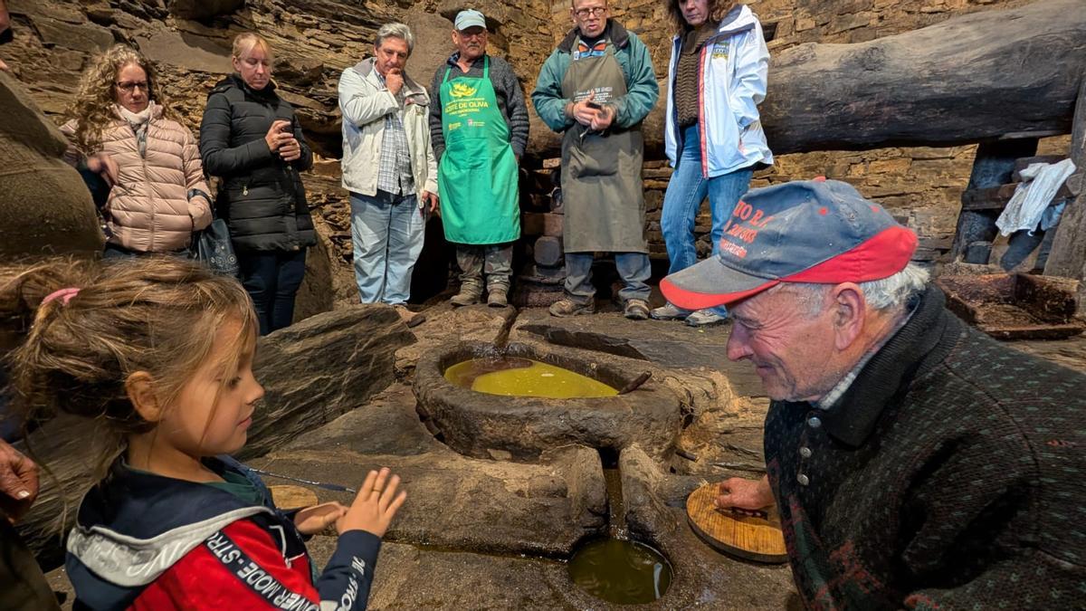 Latedo cautiva a los niños y mayores con la ancestral elaboración de aceite y pan