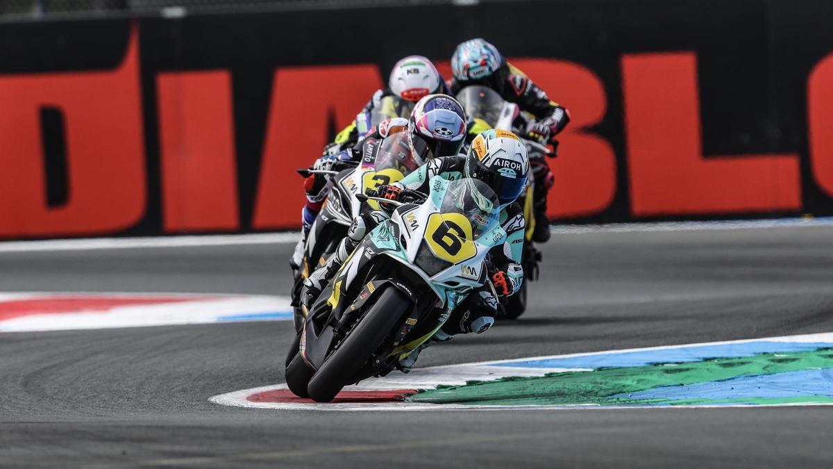 El grupo en cabeza del WorldWCR liderado por María Herrera en Assen TT.