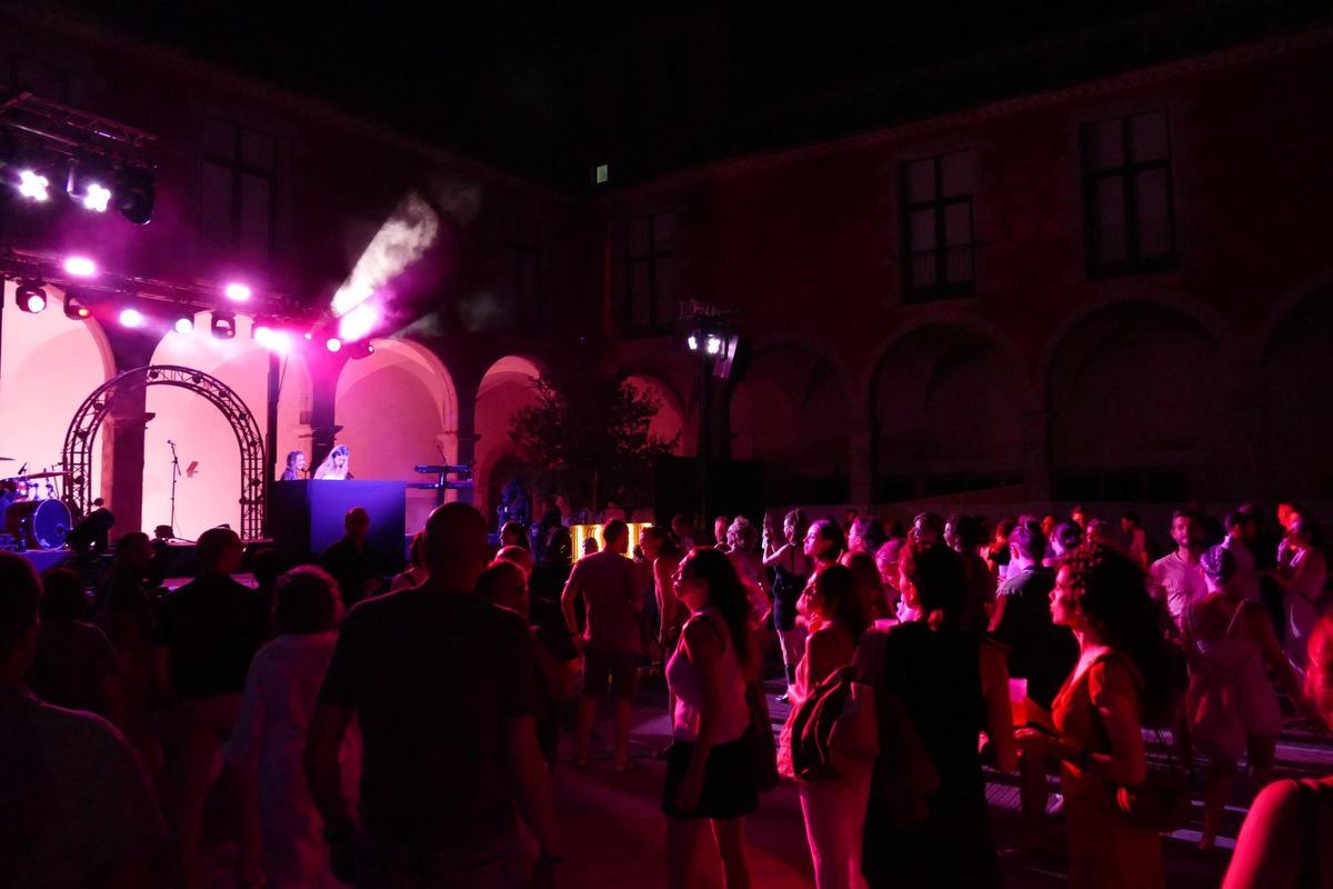 EN IMATGES | La música de Ginestà i Wilma's ressona al pati del Palau dels Comtes en el marc del Festival Istiu