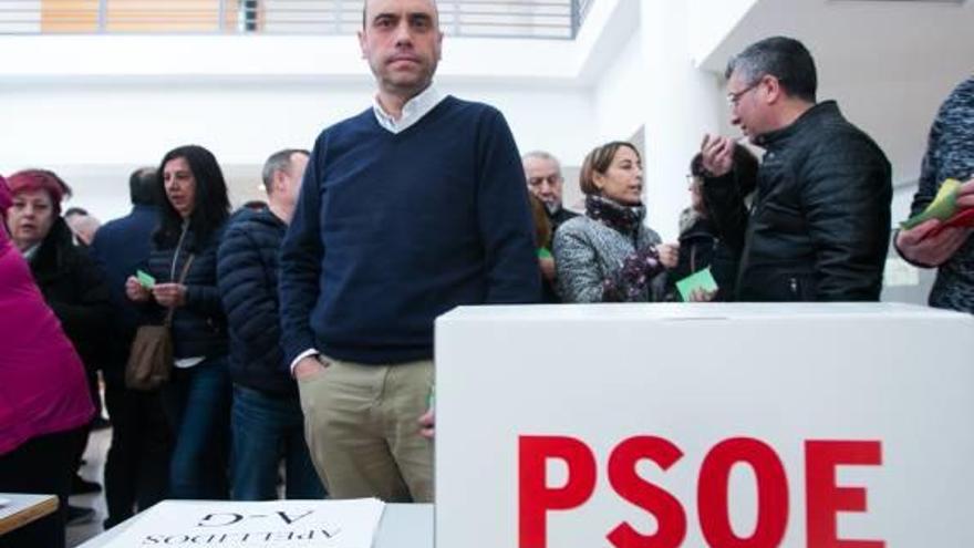 Gabriel Echávarri durante la asamblea en la que se despidió como secretario del PSOE en Alicante.