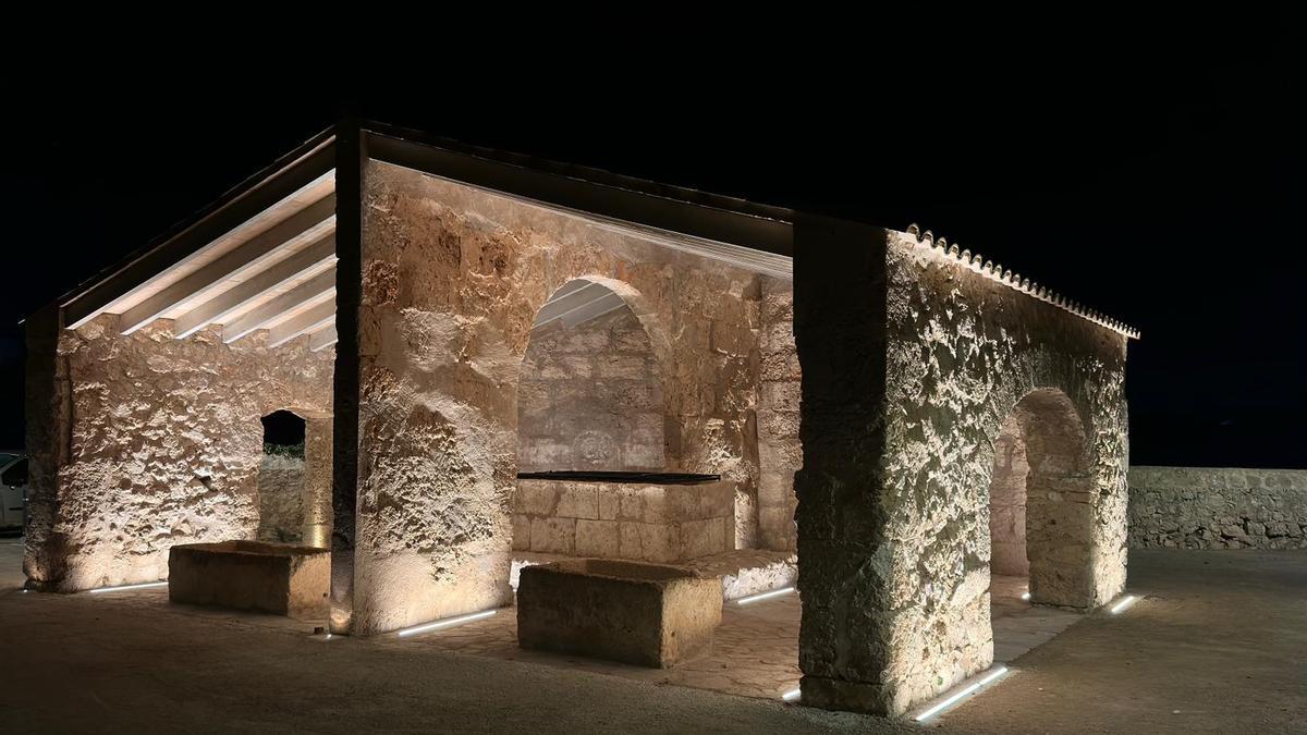 El Pou Llavoner de Sineu, con la nueva iluminación.