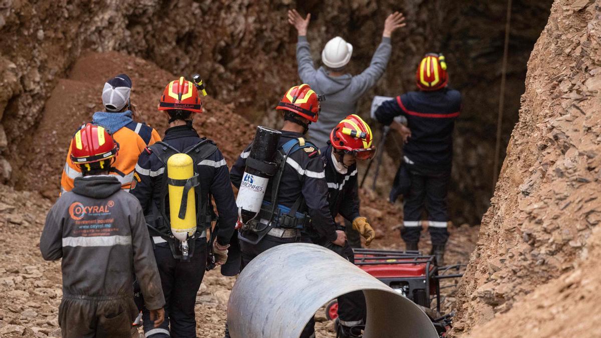 Los servicios de emergencias marroquíes en las angustiosas etapas finales de un esfuerzo maratónico para rescatar a Rayan.