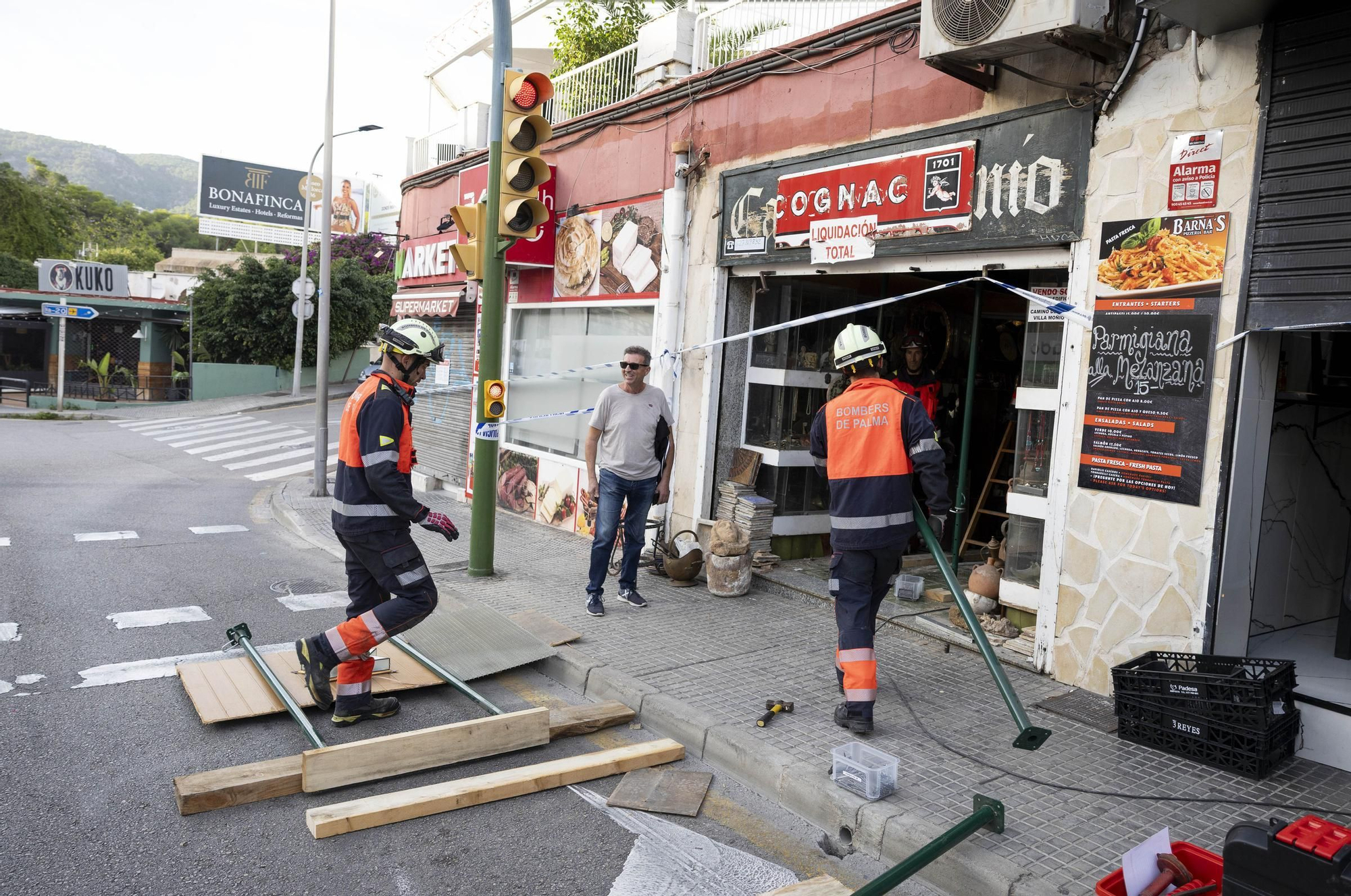 Precintan cinco locales comerciales y la terraza de un bar nocturno de Cala Major por riesgo de derrumbe