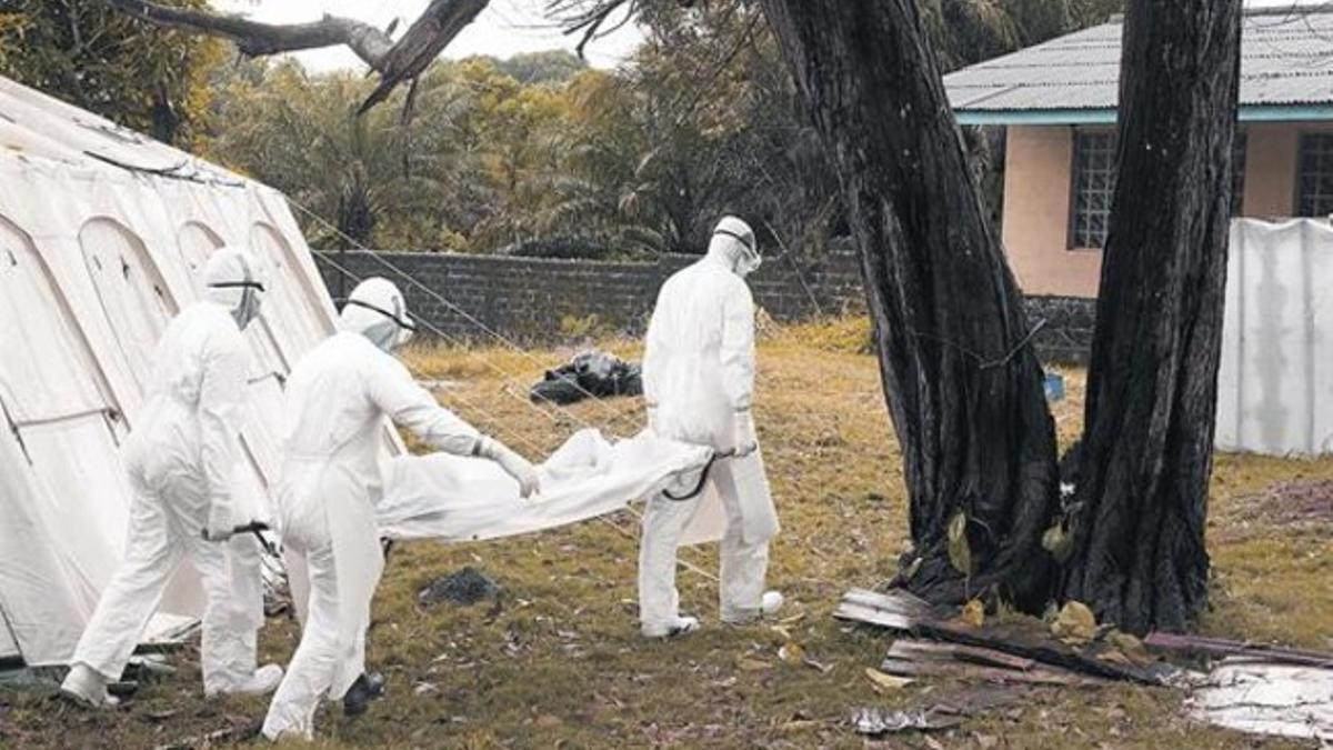 Sanitarios del Centro Samaritano de Liberia transportan el cuerpo de un fallecido a causa del ébola.