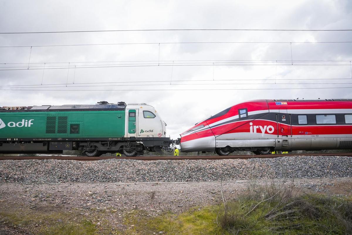 Cabecera de Iryo siendo remolcada por una locomotora de Adif en Adamuz.