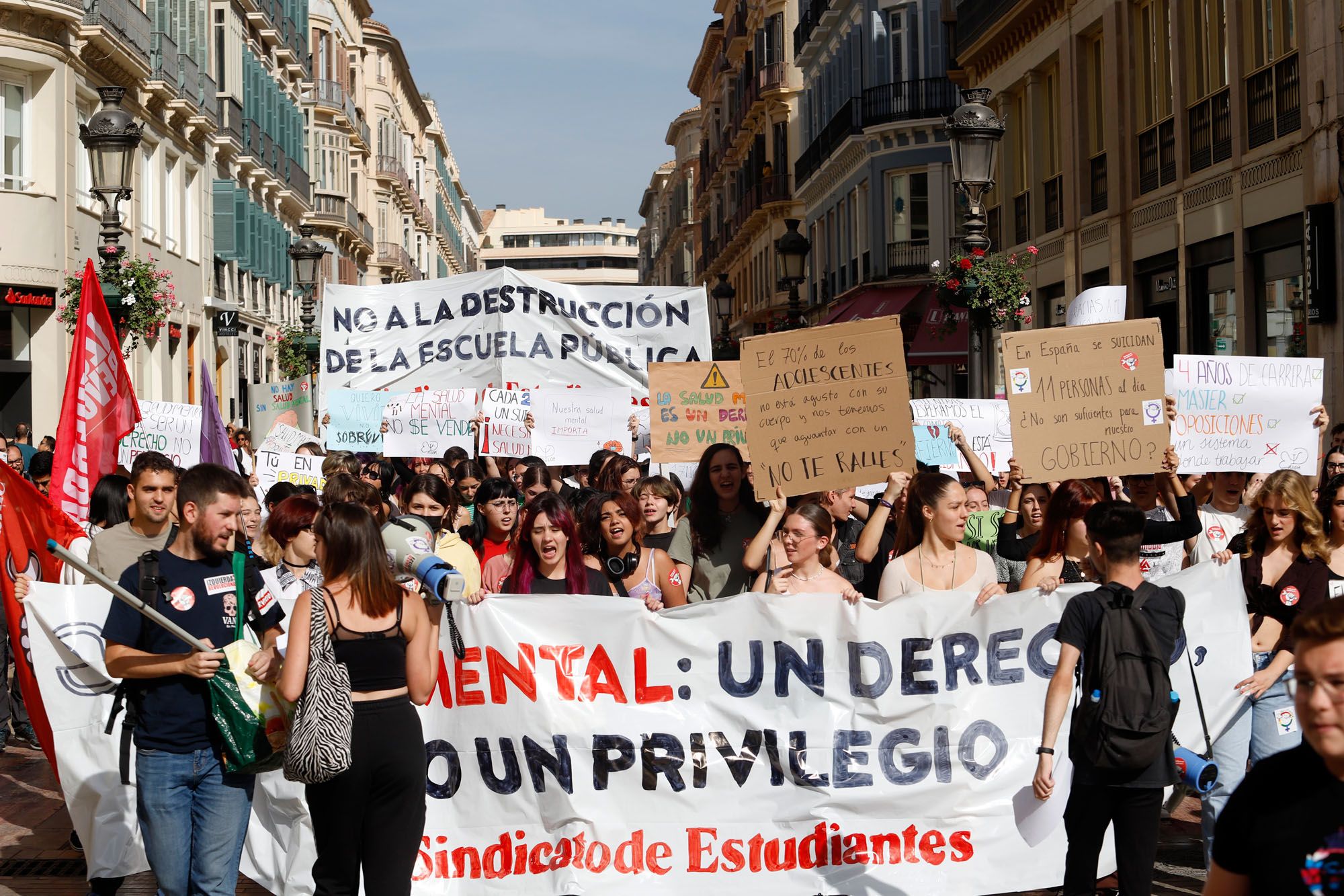 La manifestación estudiantil de Málaga por la salud mental, en imágenes