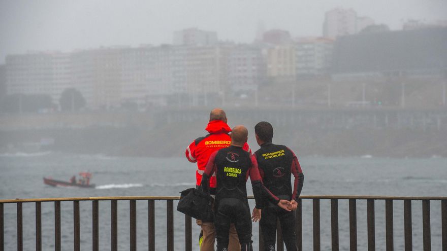 Los bomberos acuden al Orzán por un bañista con problemas para salir del agua